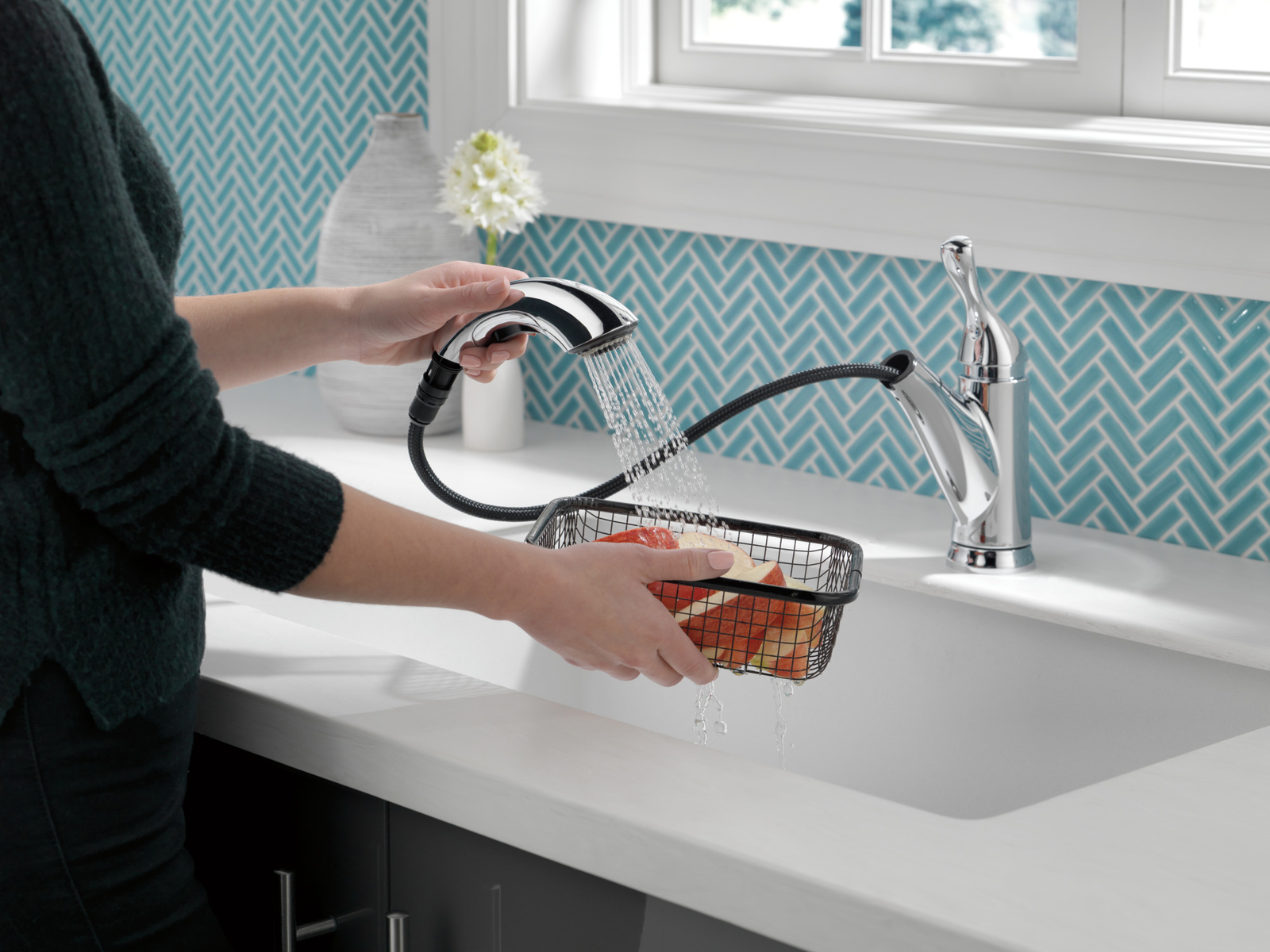Delta Grant Pull-Out Kitchen Faucet in Chrome-Certified Refurbished