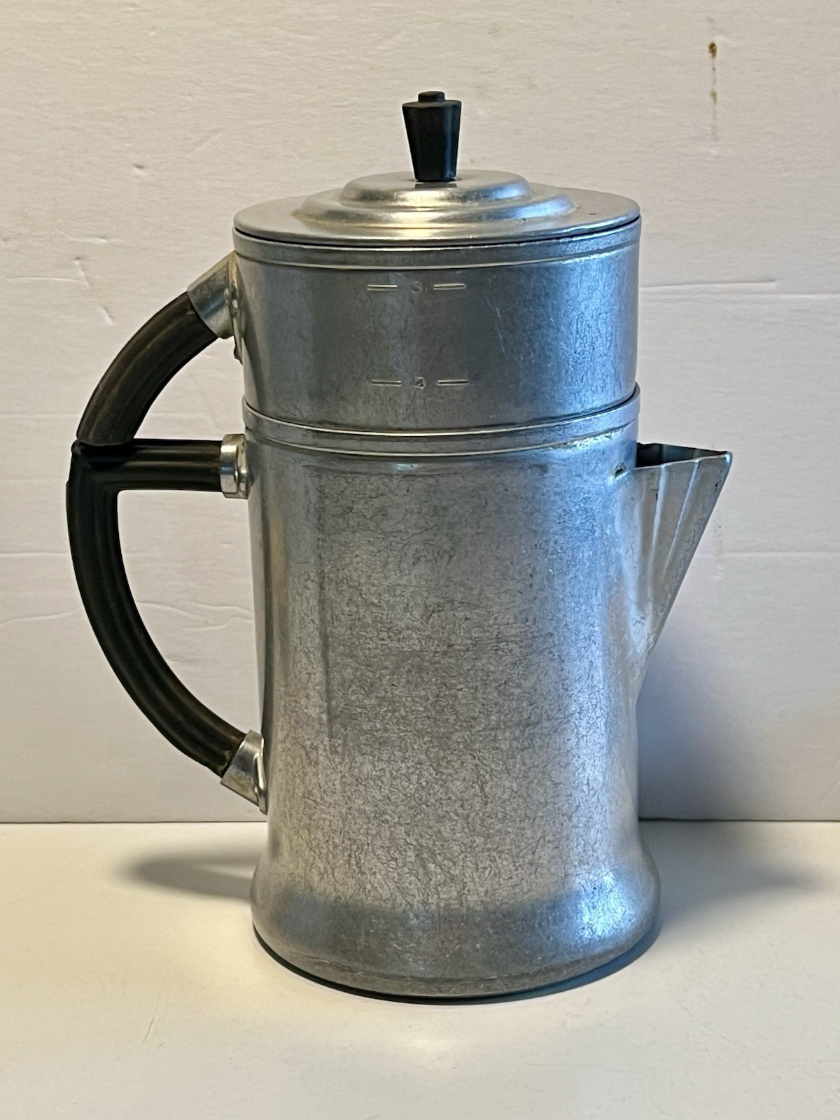 Vintage WEAR-EVER No. 956 , 2-4-6 Cup Aluminum Coffee Pot W/ Bakelite Handles.