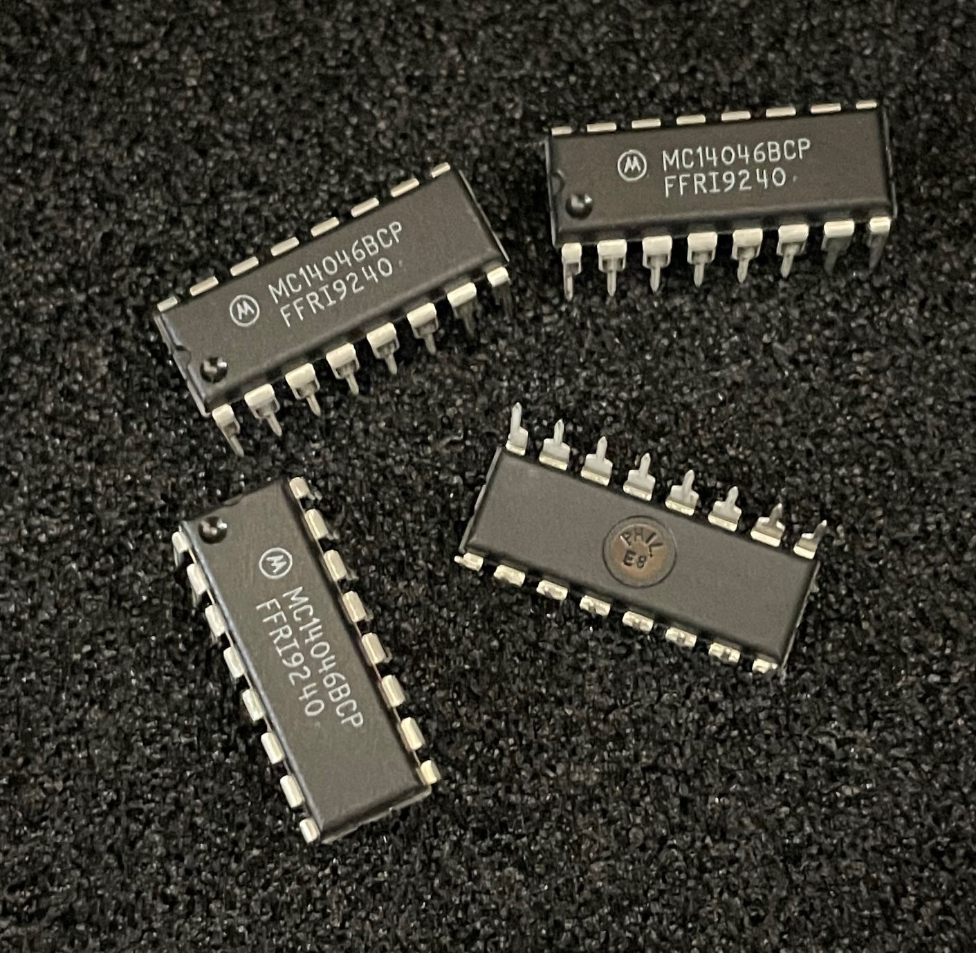 5pc Motorola MC14046BCP CMOS Phase Locked Loop 2-Phase Comparator I.C. DIP-16P