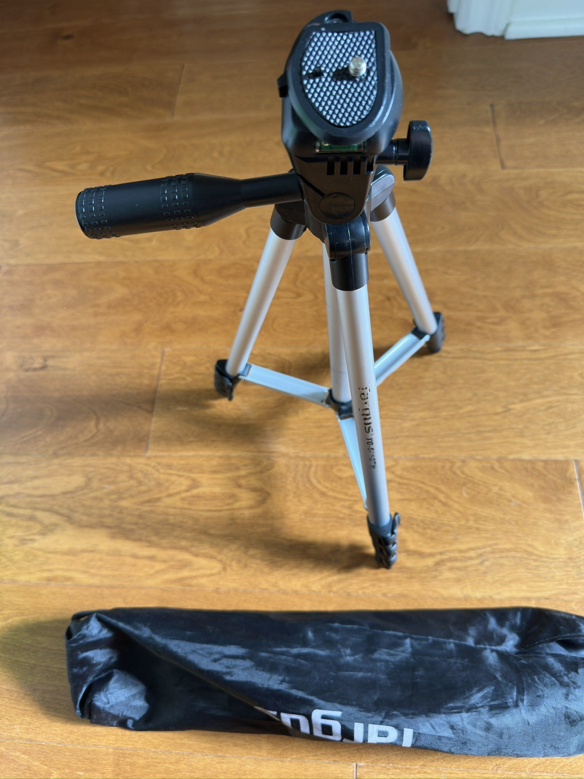 Targus TG-50TR Compact Travel Tripod 50 in Lightweight Aluminum Camera Bag Case