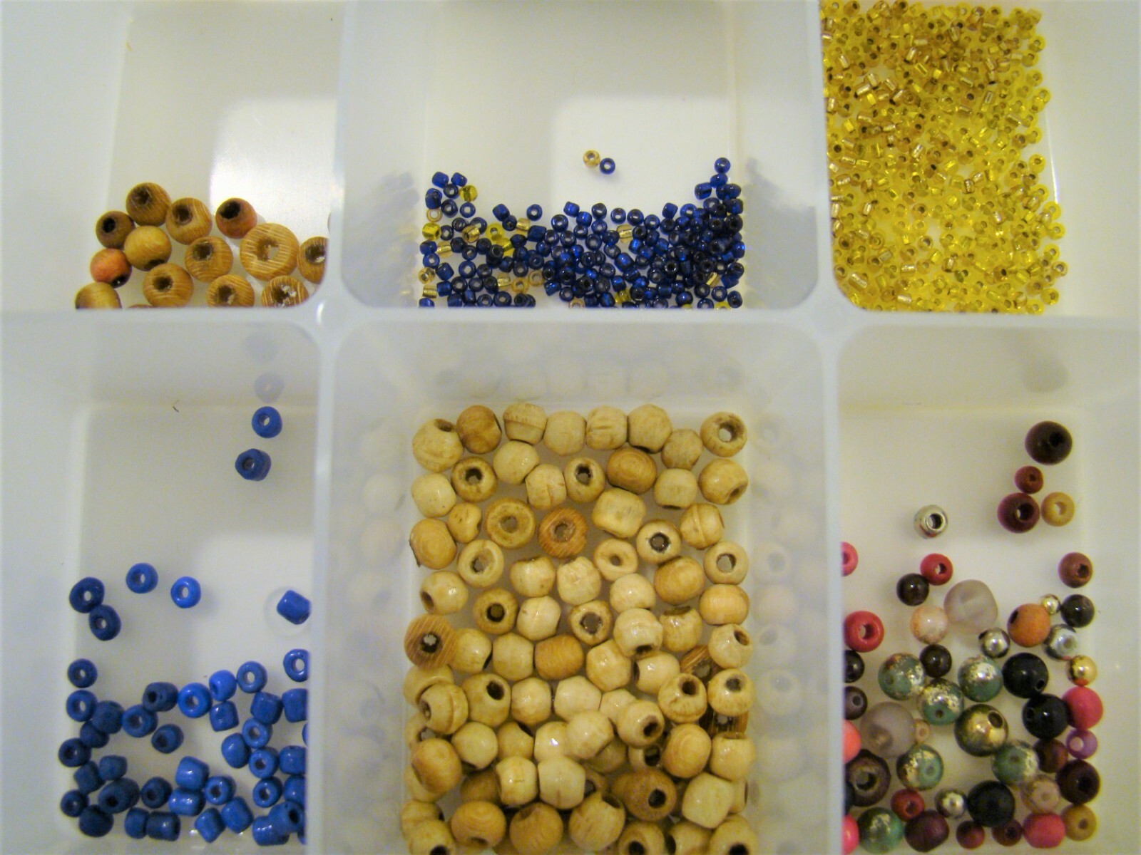 UNIEK: Plastic 17 Compartment Storage Container - Includes assorted beads plus