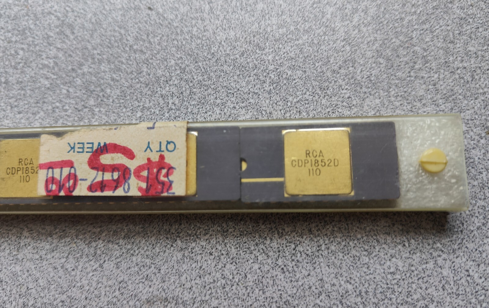 (1 pc) IC Parallel I/O Port, CDP1852D, RCA, 8-Bit, CMOS, CDIP24 Microprocessor