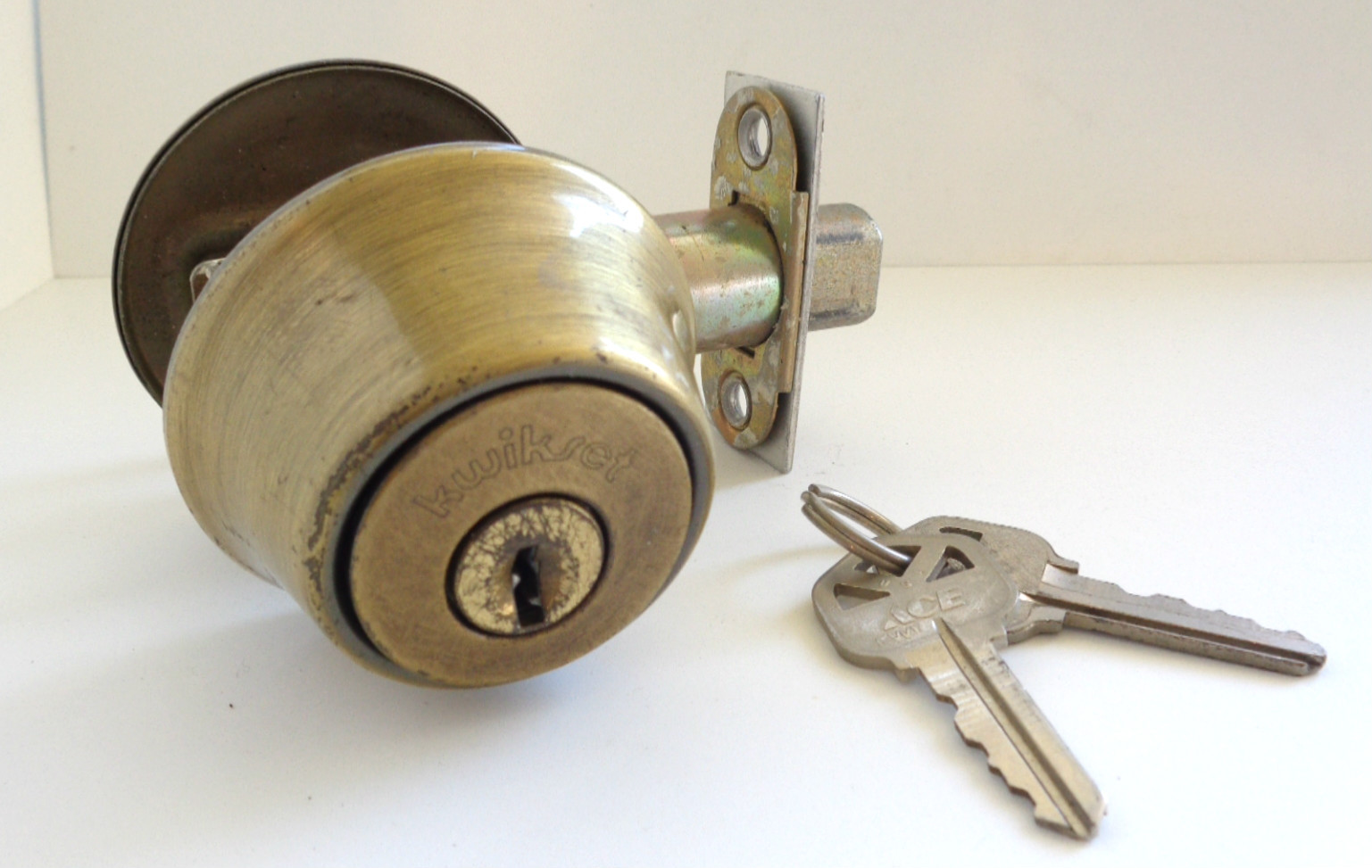 KwikSet Dead Bolt Set with 2 Keys