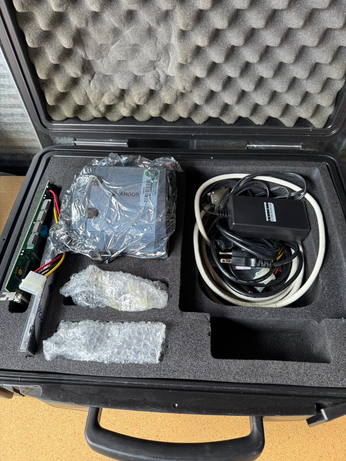 Andor Scientific CCD Camera Imaging Module w/ Case & Cables Laboratory Equipment