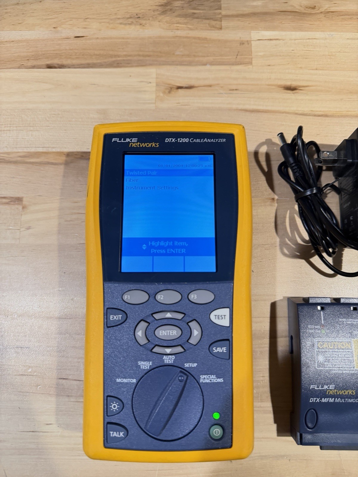 FLUKE NETWORKS DTX-1200 MAINFRAME & FIBER MODULE W/ CHARGER (TESTED)
