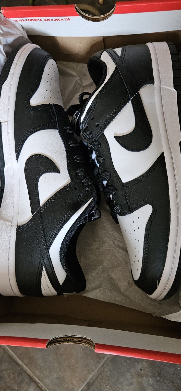 Womens NIKE Pandas Size 6