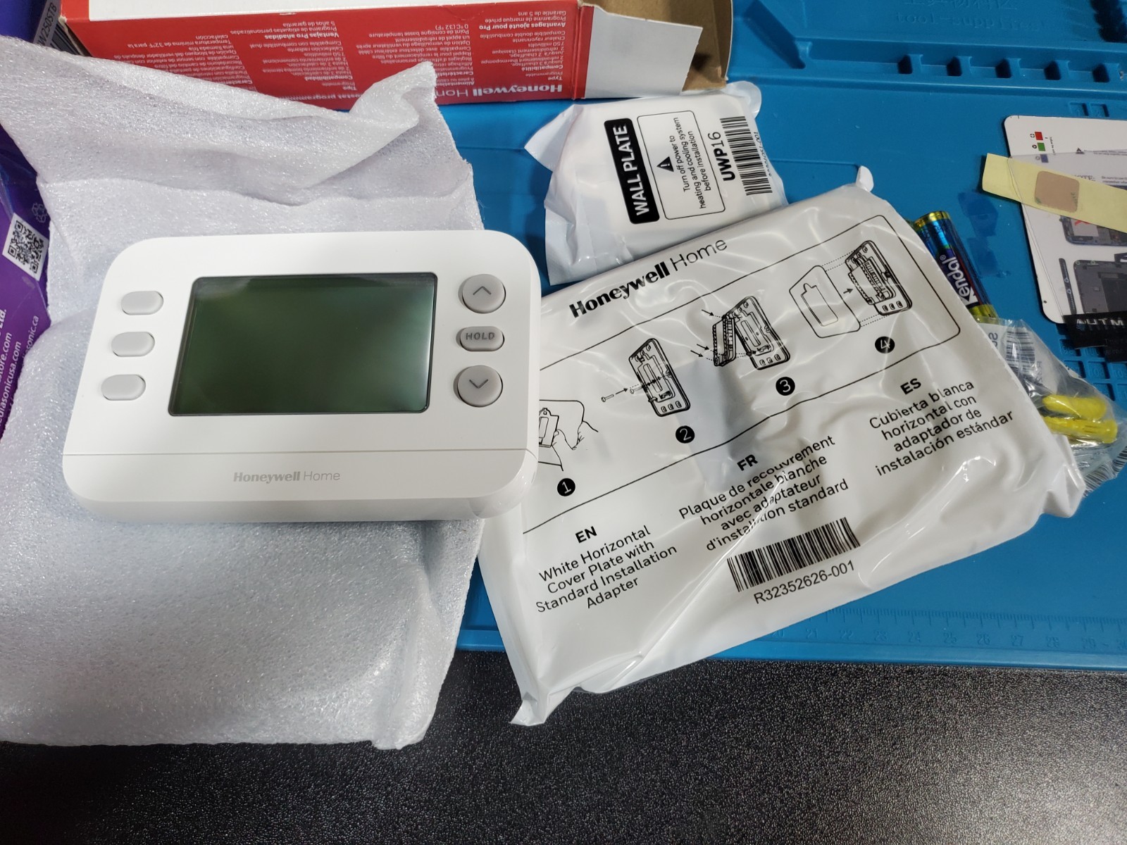 Honeywell FocusPRO P200 TH2320U4006 Programmable Thermostat