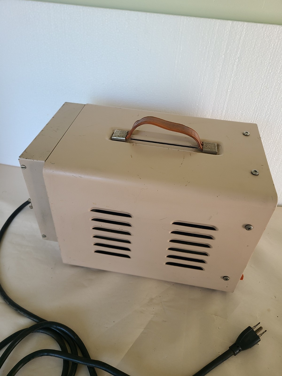 DataPulse 100R Pulse Generator 37000-153, 115VAC, Powers Up, AS IS UNTESTED