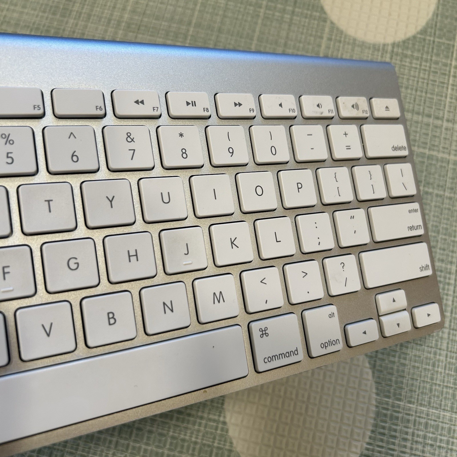 Apple Wireless Bluetooth Keyboard Model A1314 Aluminum Uses AA Batteries TESTED