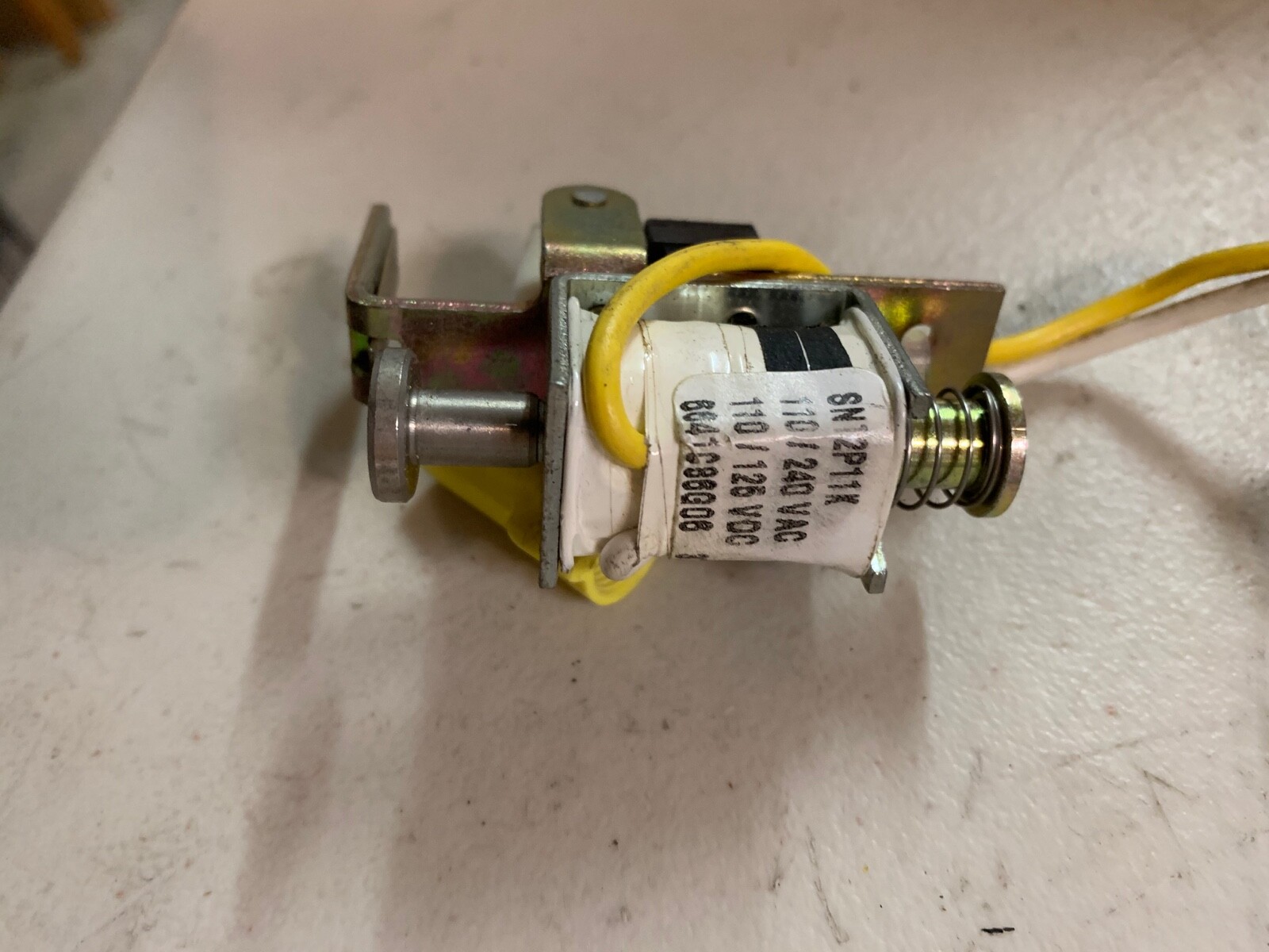 SNT2P11K 6641C86G06 Cutler Hammer Shunt Trip 110-240VAC 110-125VDC JD HJD