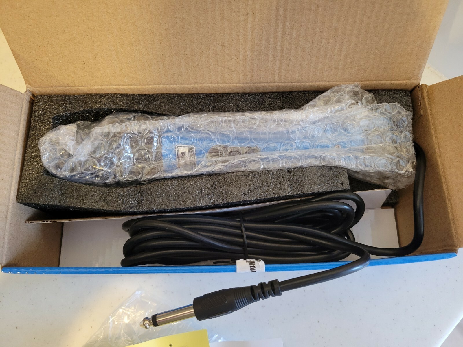 Moukey Professional Dynamic Microphone In Blue NEW Open Box