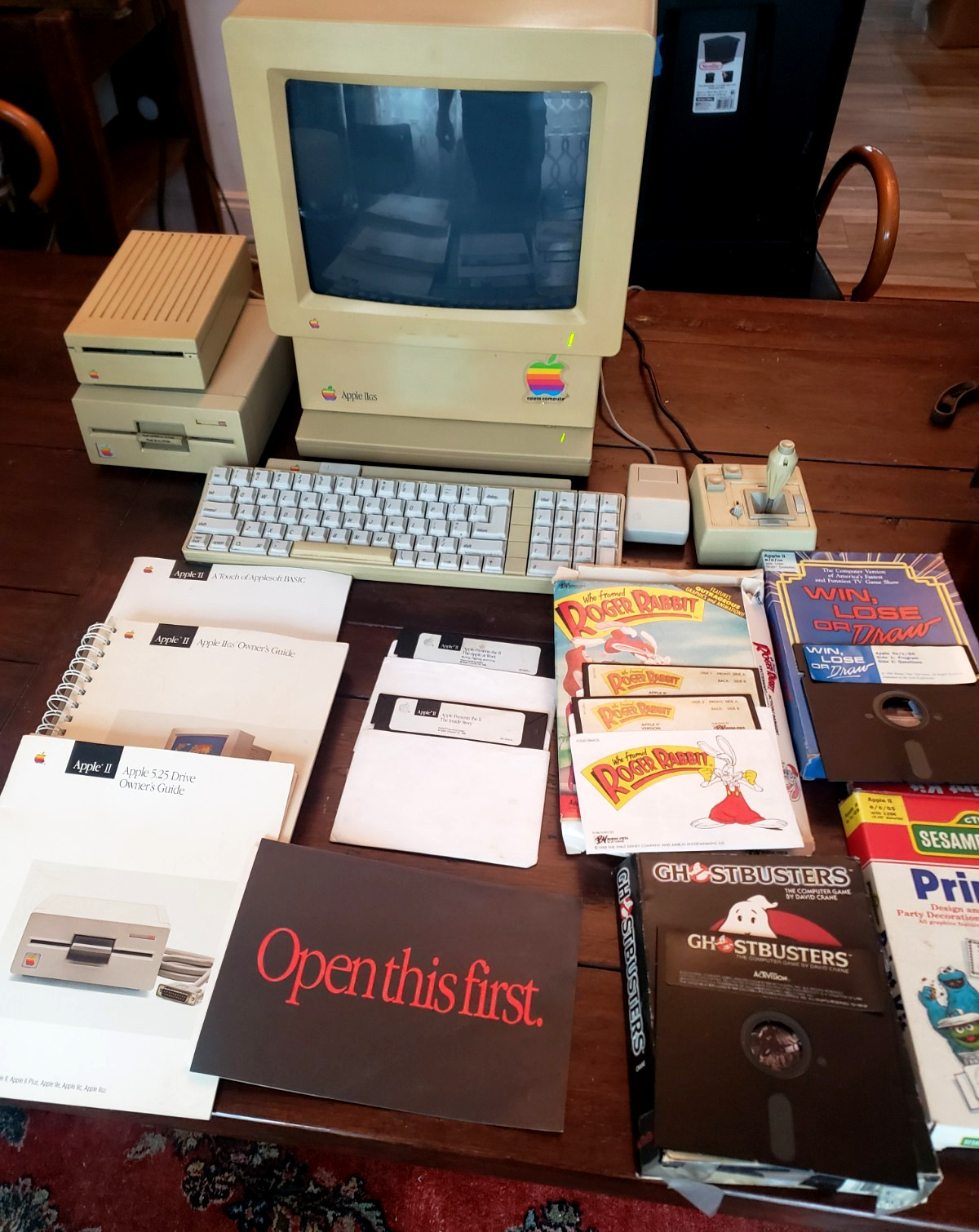Apple IIGS COMPLETE 2 Drives Keyboard Mouse Joystick ALL Documentation Games etc
