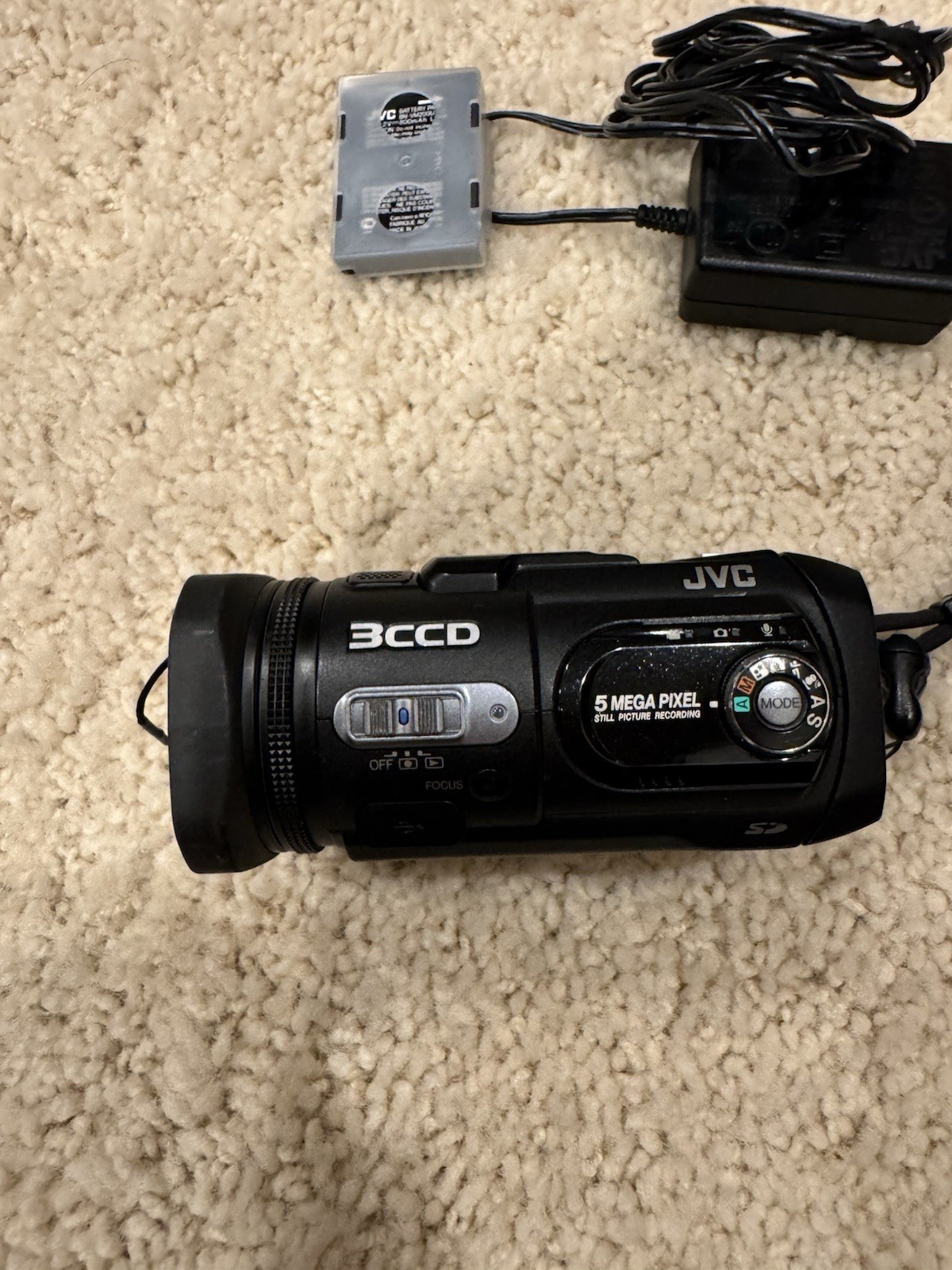 JVC Everio GZ-MC200 Flash Media Camcorder