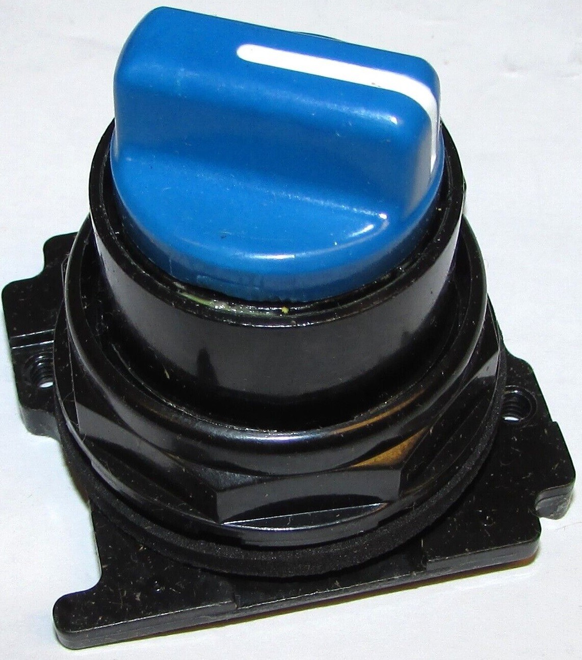 EATON CUTLER HAMMER E34VFBK6 BLUE KNOB 2 POSITION MAINTAINED SELECTOR SWITCH