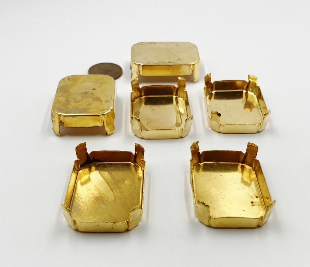4 VINTAGE AGED BRASS 4 PRONG OCTAGON SETTINGS FOR 40x30mm. STONES 1481