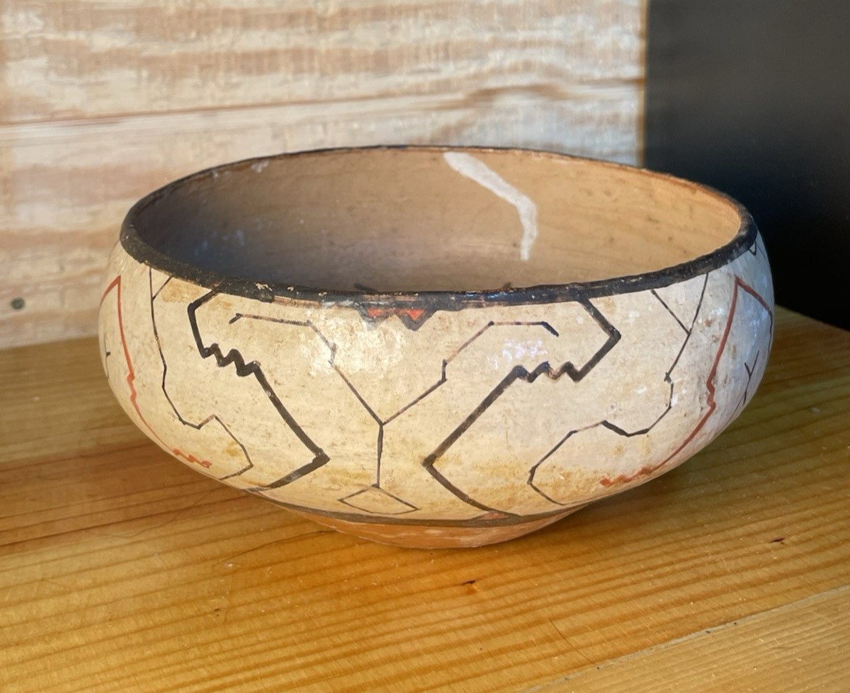 Shipibo-Conibo Pottery Bowl Tan with Black Tribal Motifs Peru Amazon