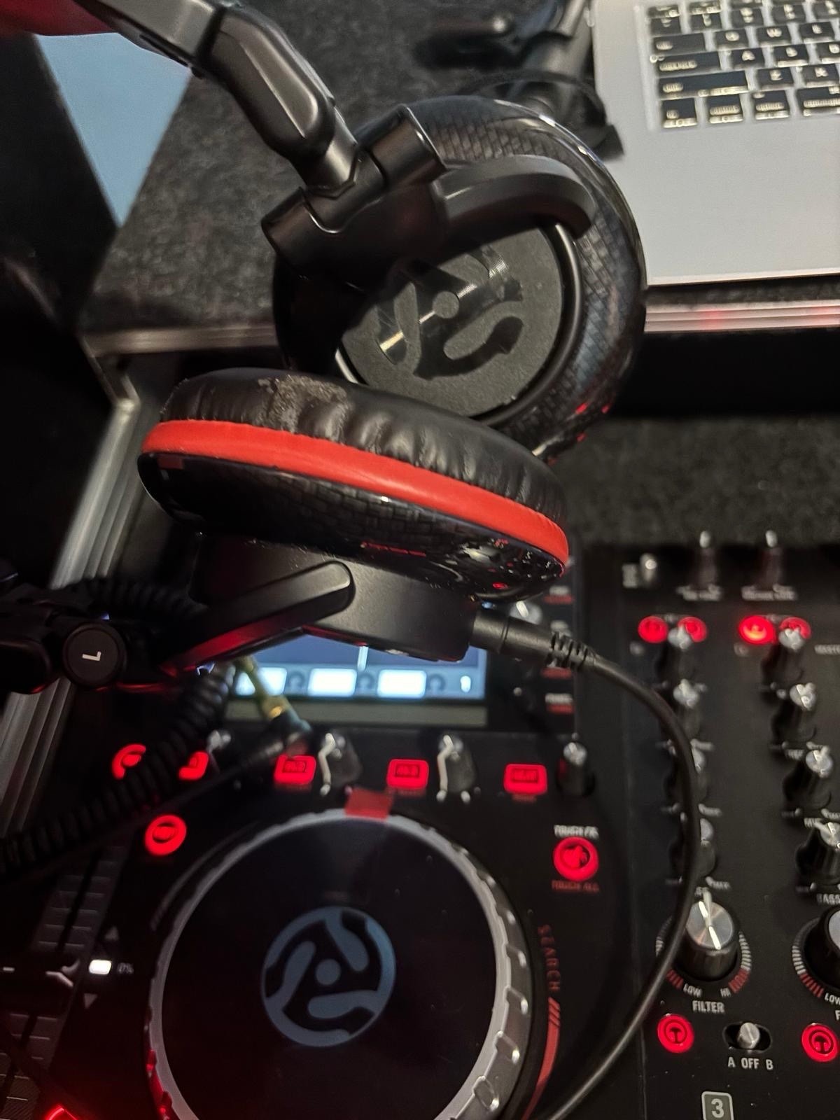 Numark NVII 2-Deck 4-Channel DJ Controller Built-In Mixer 16 Pads w/ Case