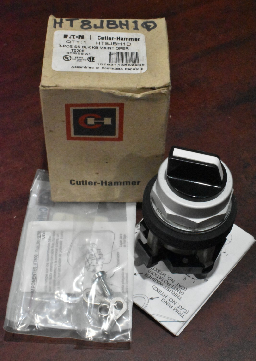 Cutler Hammer Eaton HT8JBH1D Black Knob Selector Switch 3-Position, Maintained