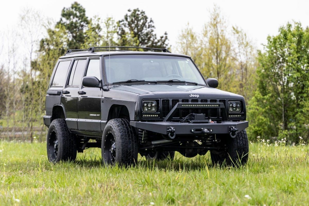 Rough Country 3" Suspension Lift Kit w/ Shocks for Jeep Cherokee XJ 84-01