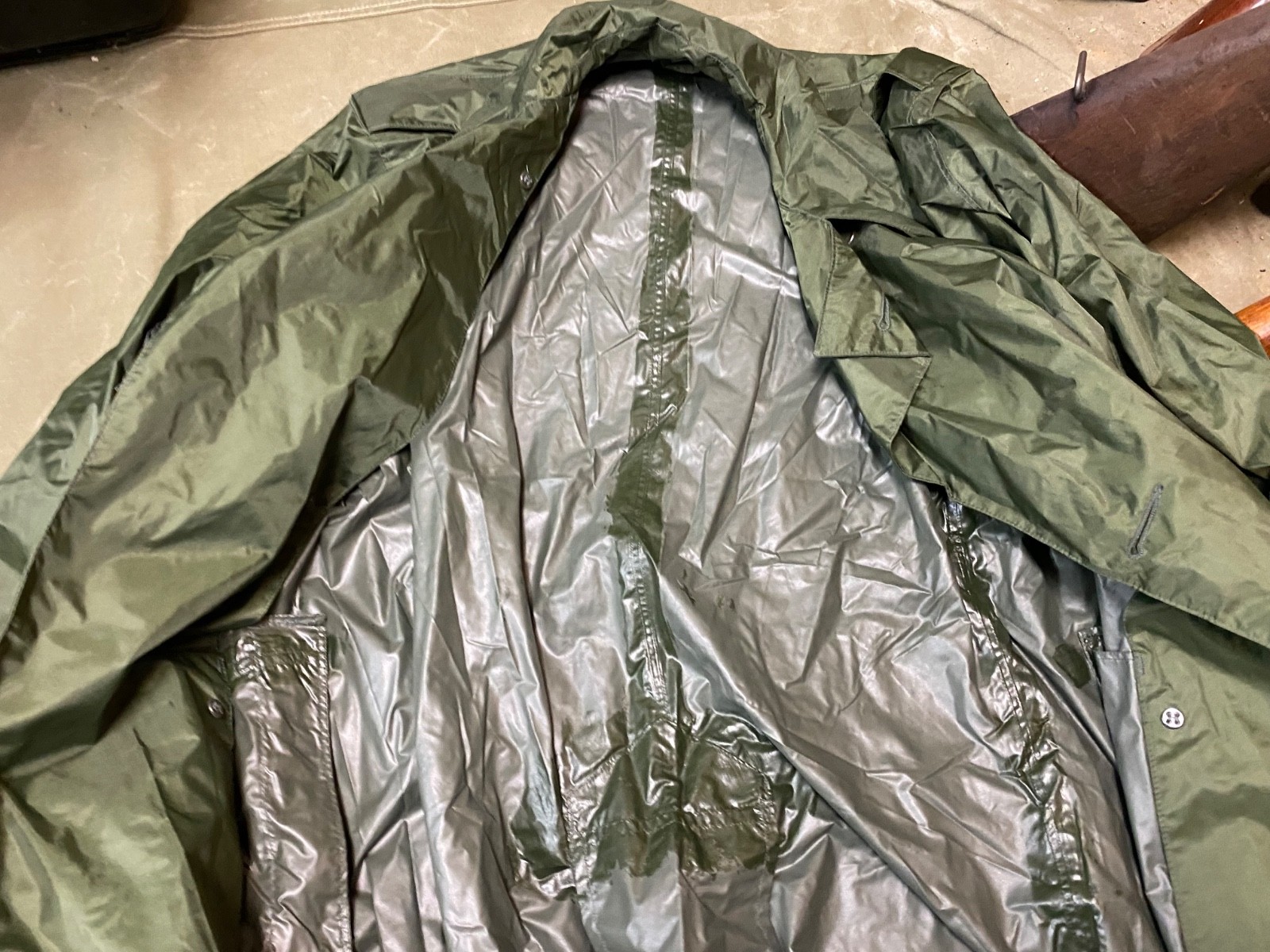 ORIGINAL VIETNAM WAR US ARMY RAIN COAT-MEDIUM