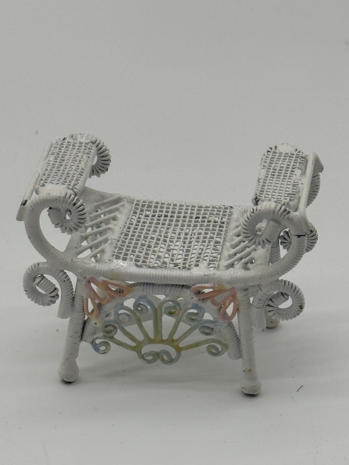 VTG Miniature White Wicker Style Dollhouse Bench Chair Settee Tete-a-Tete Decor