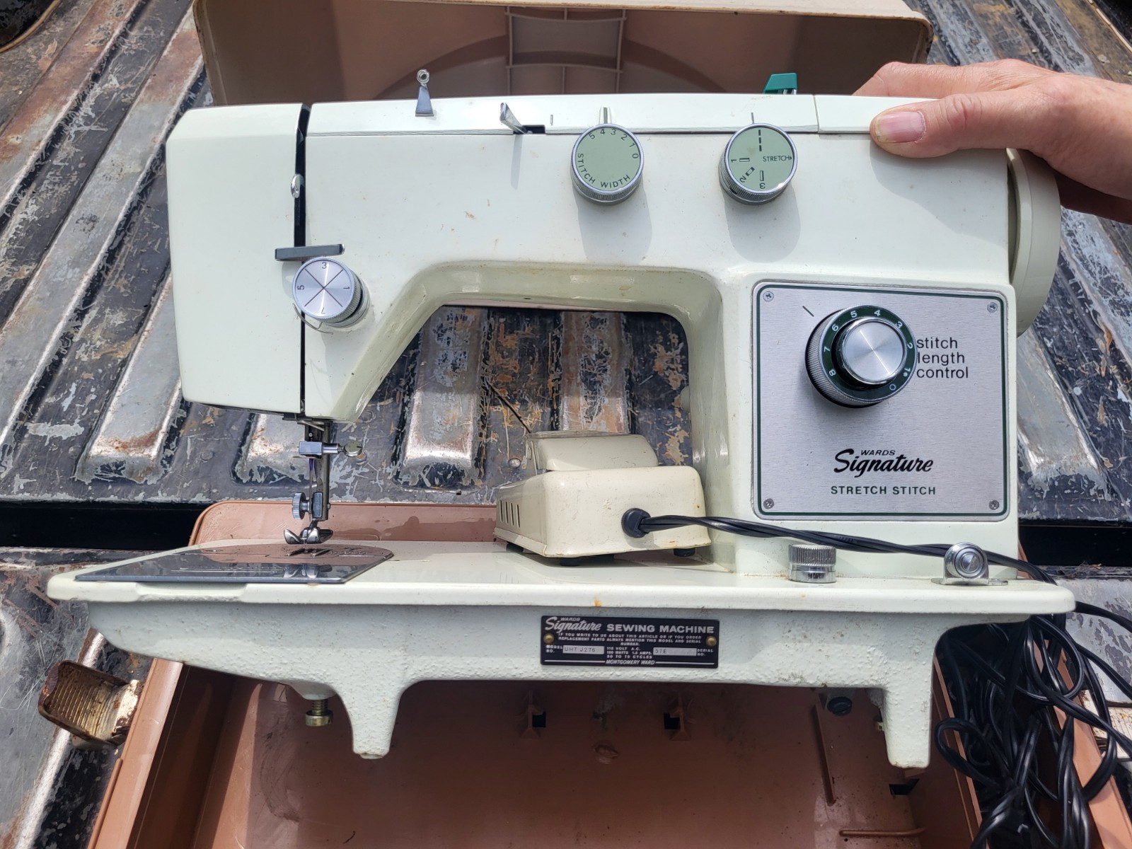 Wards Signature Sewing Machine  JHT-J276 - Works  1.3 Amps - as is