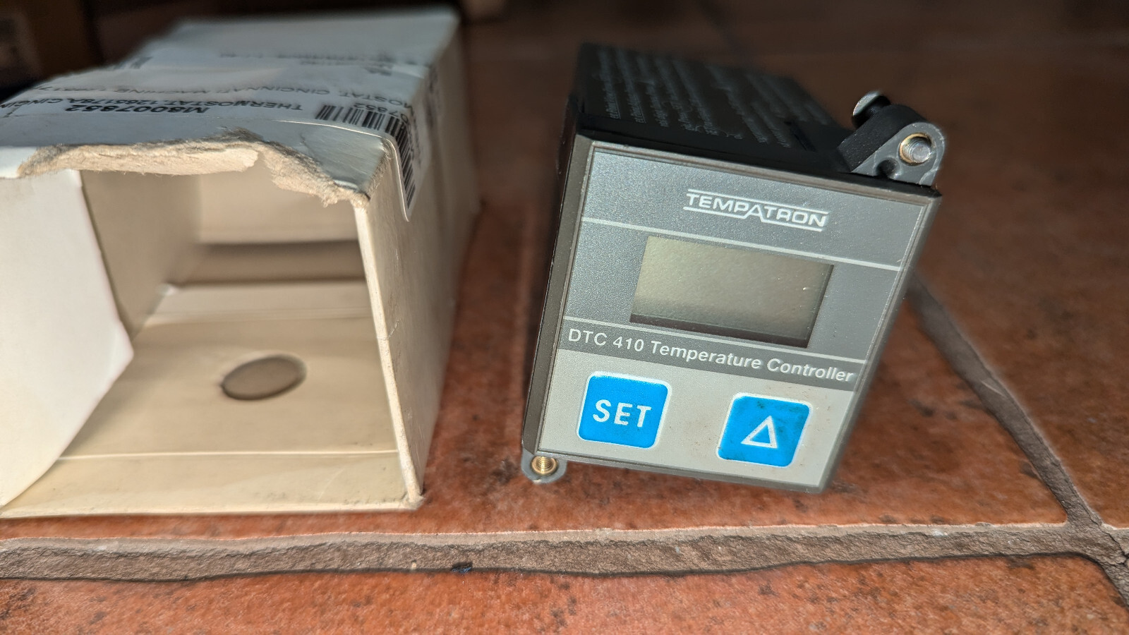 (1) Cincinnati Tempatron Temperature Controller DT410-02 NIB