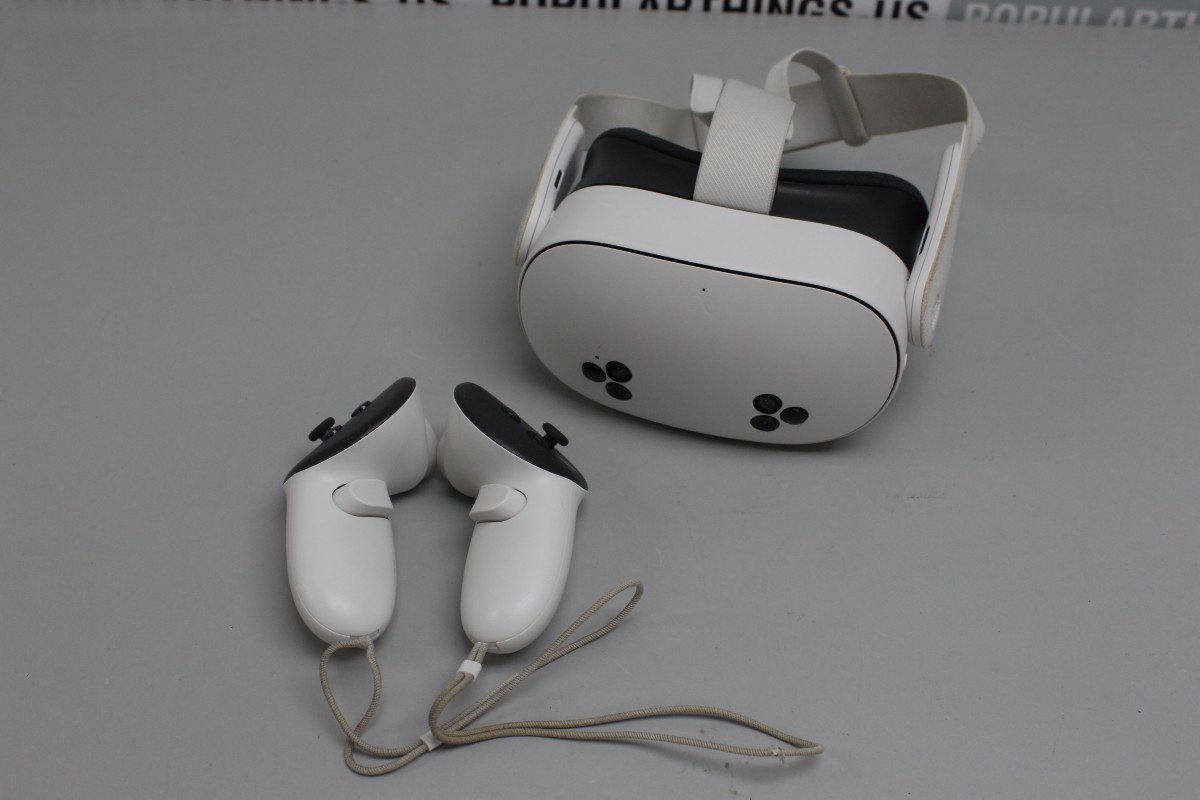 Meta Quest 3S 128GB Standalone All In One VR Headset (C31032940)