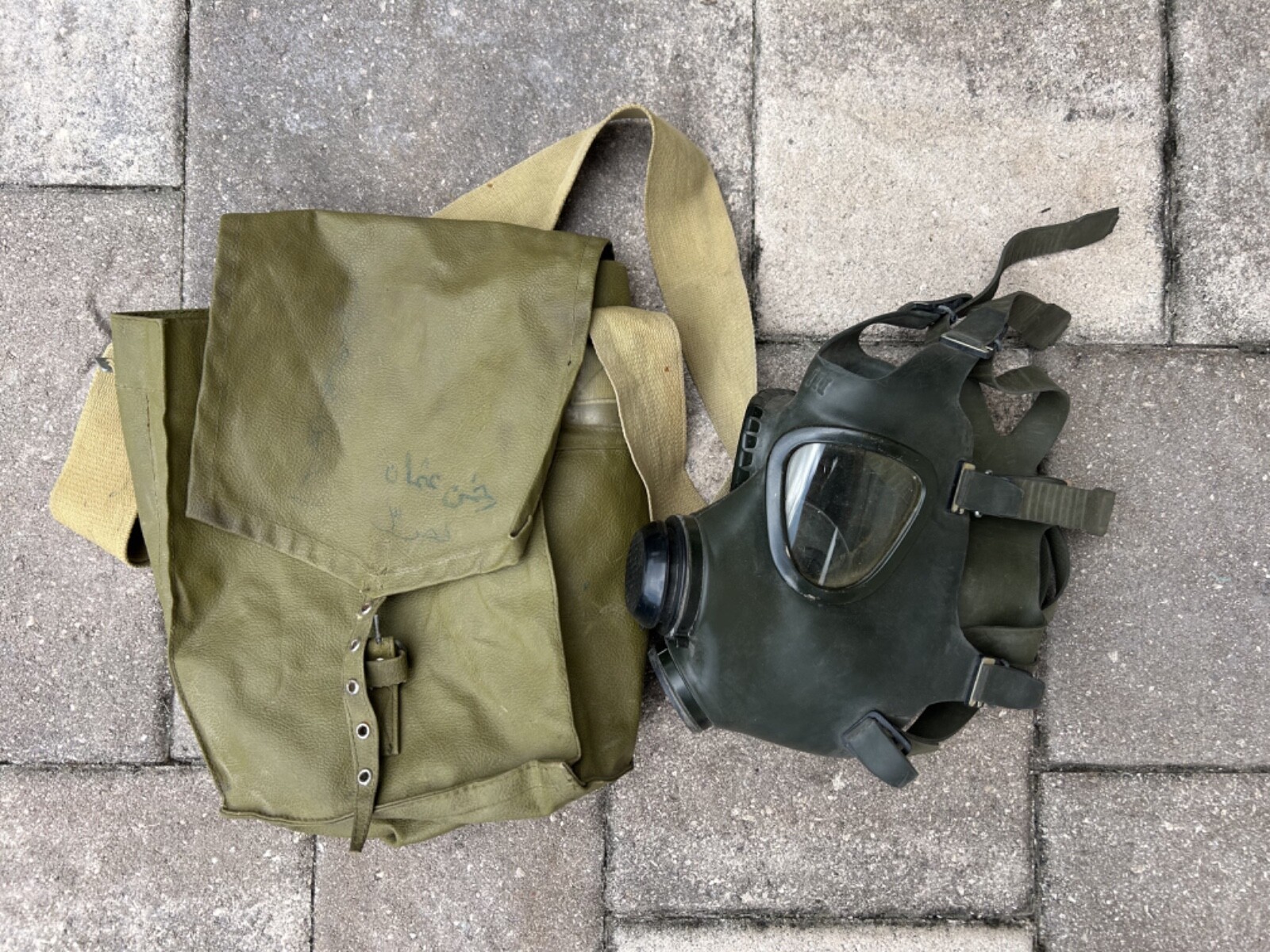 Desert Storm Iraqi Gas Mask and Bag - Iraq OIF Desert Storm Bringback