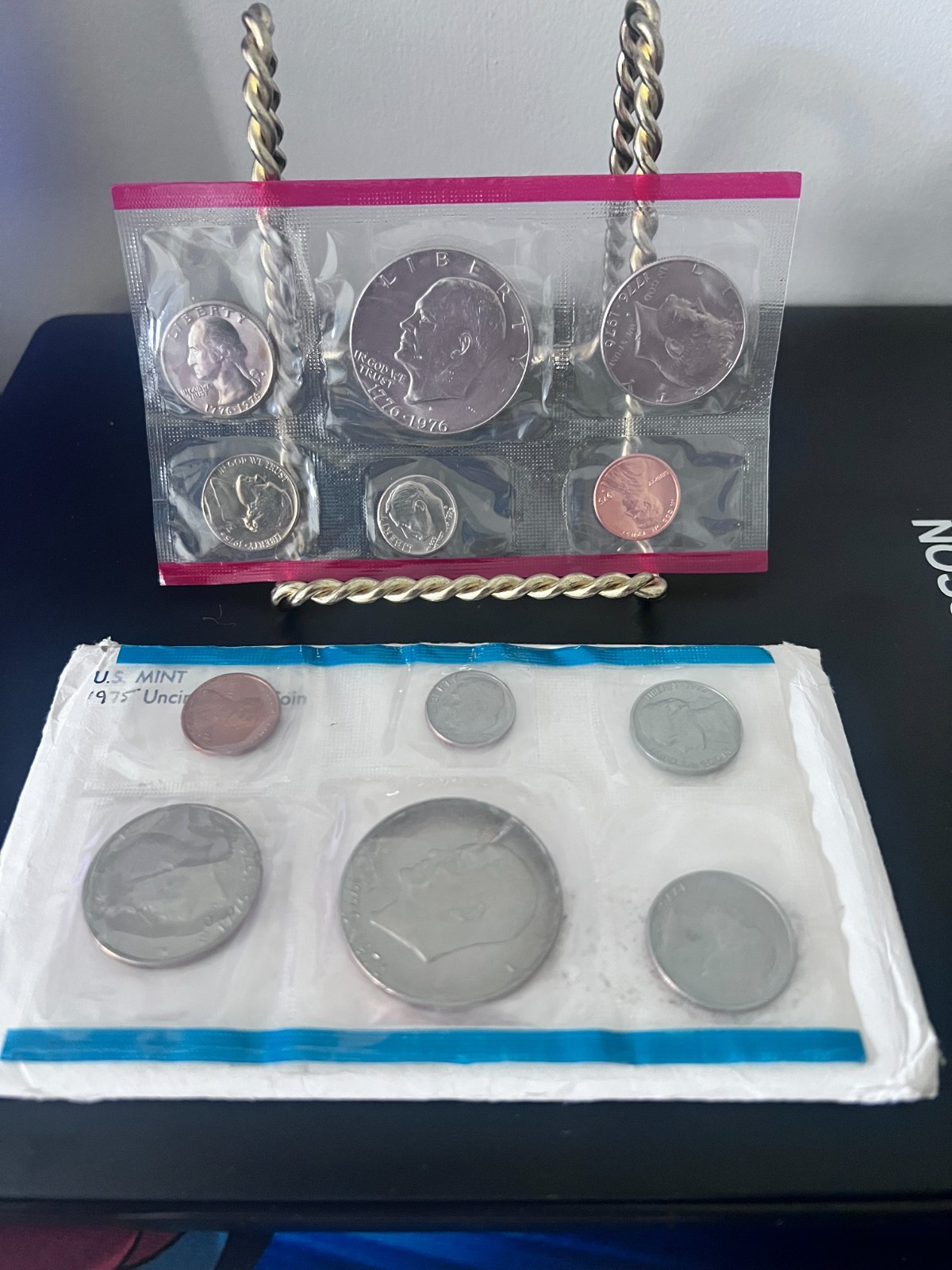 1975 MINT SET ISSUED BY U.S. MINT