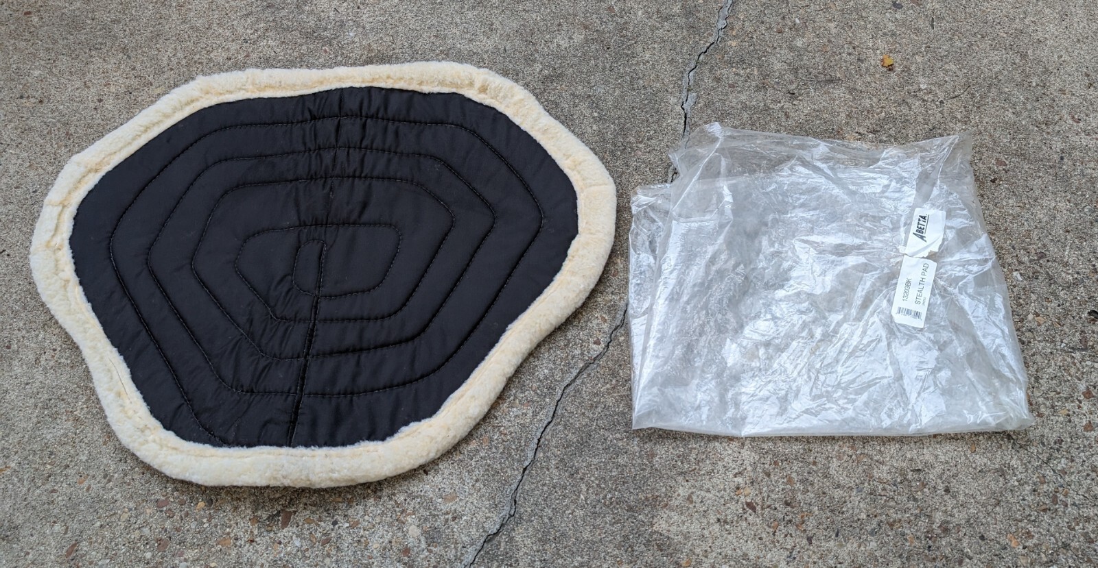 New UnUaed Abetta Stealth Manta Trail Saddle Pad 13203 Hair Felt/Fleece Lining