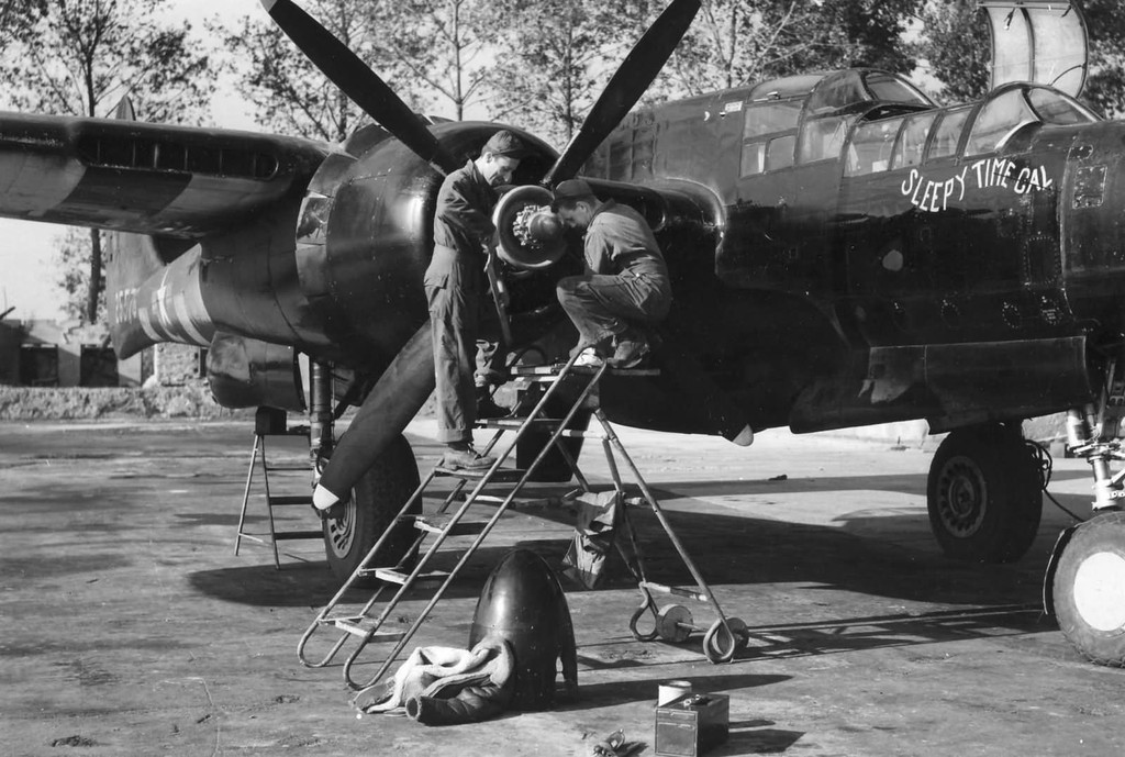 WWII B&W Photo P-61 Black Widow Engine Repair WW2 World War Two USAAF  / 5086