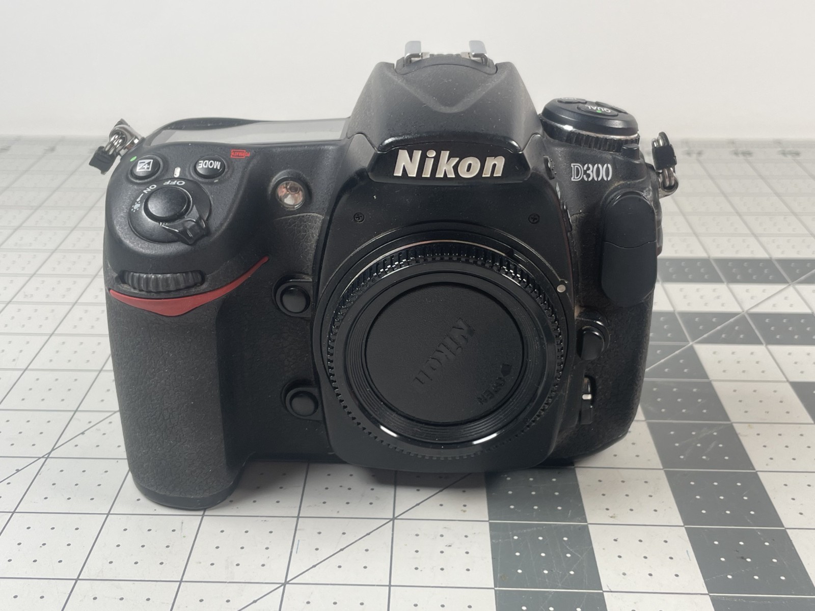 Nikon D300 DSLR Body READ DESCRIPTION