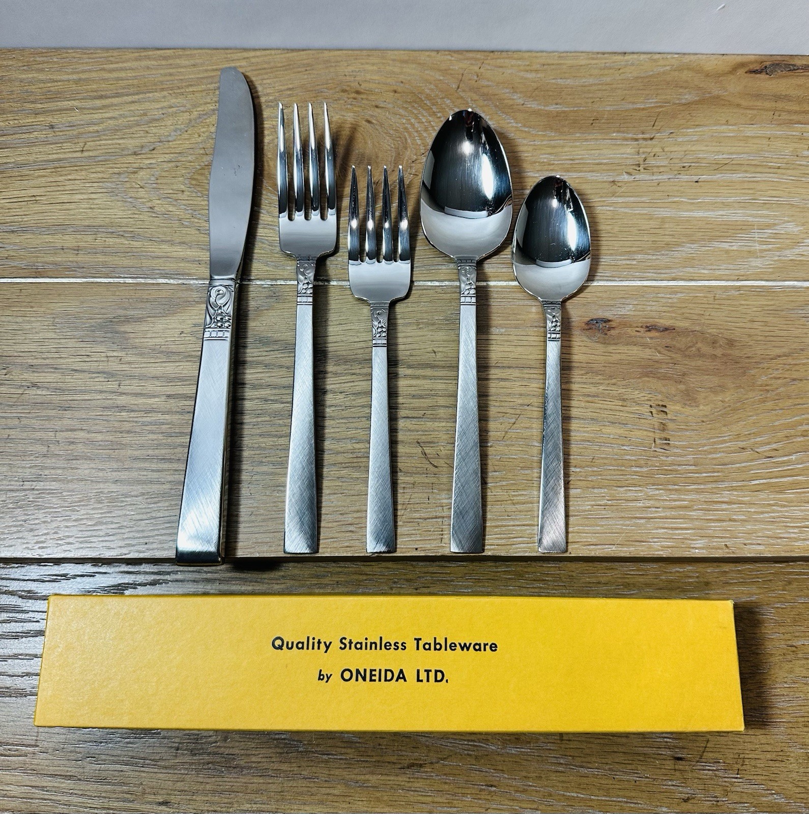 Oneidea Brookwood Pattern Stainless Steel  5 Piece Flatware New Old Stock in Box