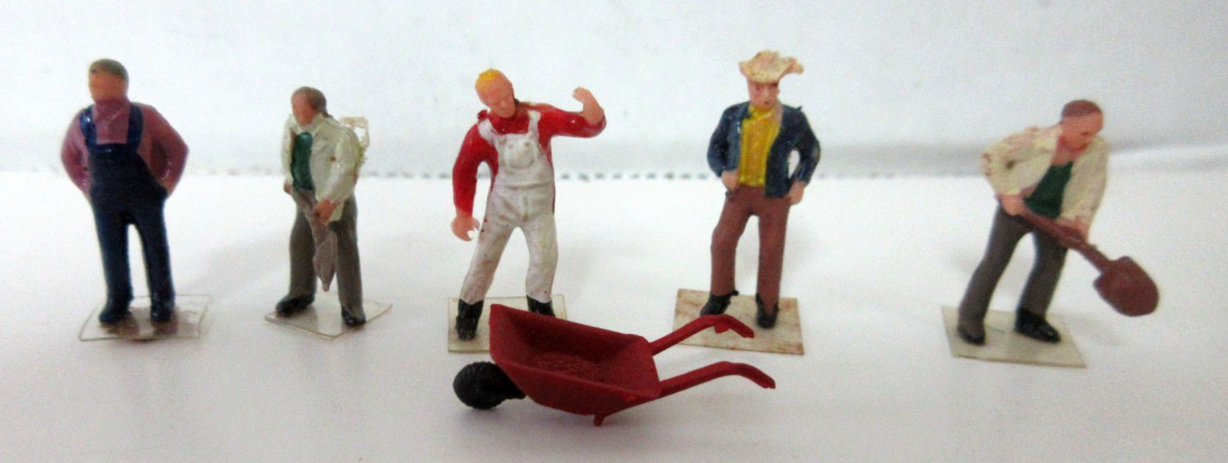 HO SCALE 5  WORKERS & WHEEL BARREL