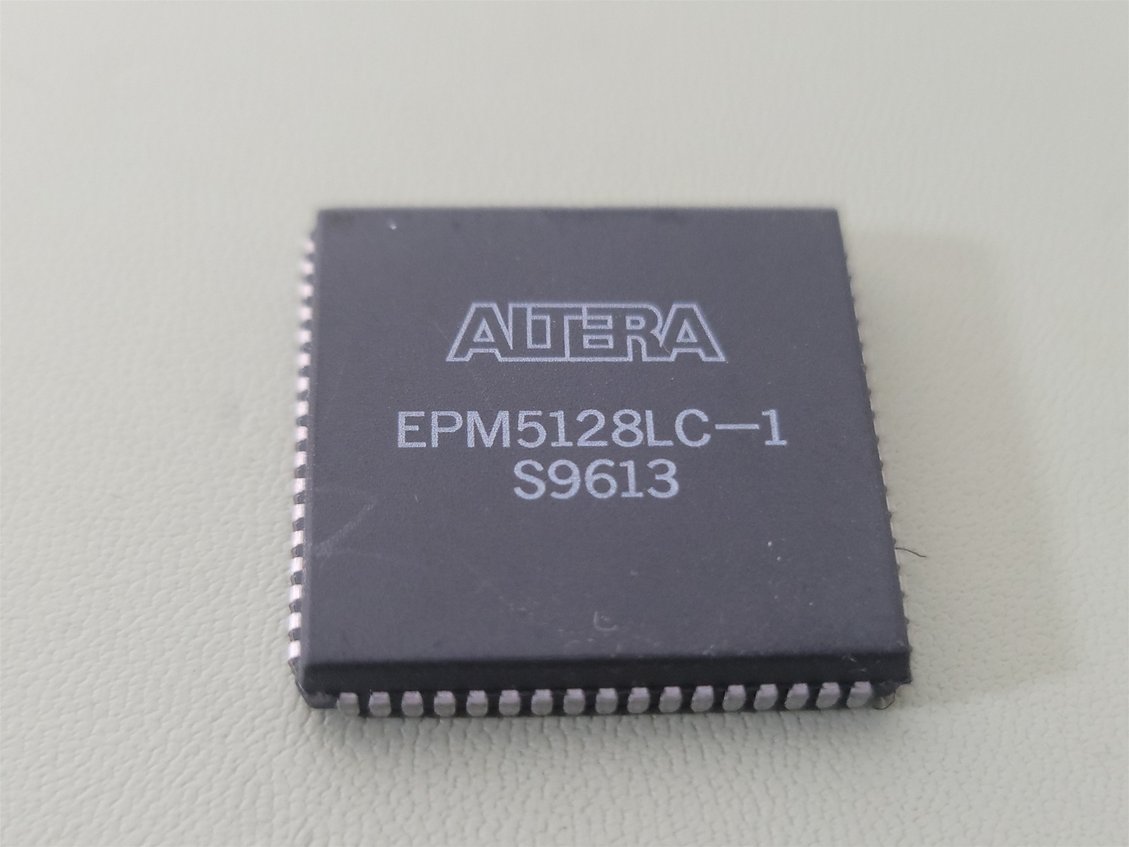 Altera EPM5128LC-1 S9613 Programmable Logic Device , PQCC68. 40ns, 128-cell