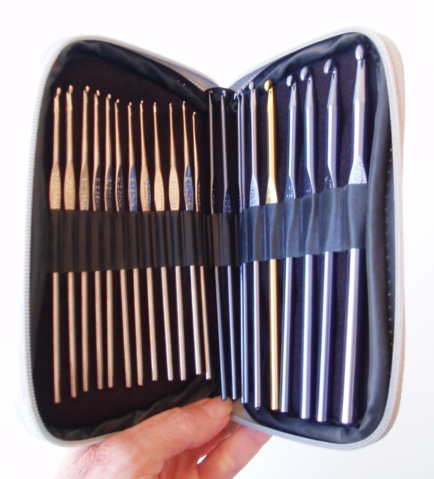 22 Boye Crochet Hooks Set in Zippered Case 00 0 1-10 Steel & B-K Aluminum