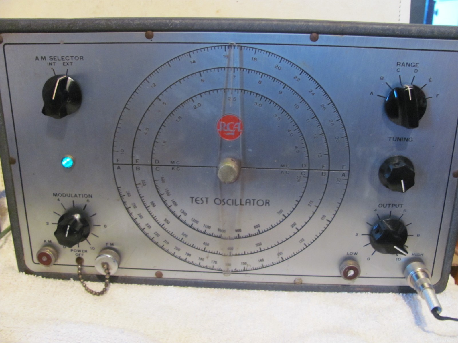 Vintage RCA 167-B AM Radio Frequency Generator Army gray new Caps