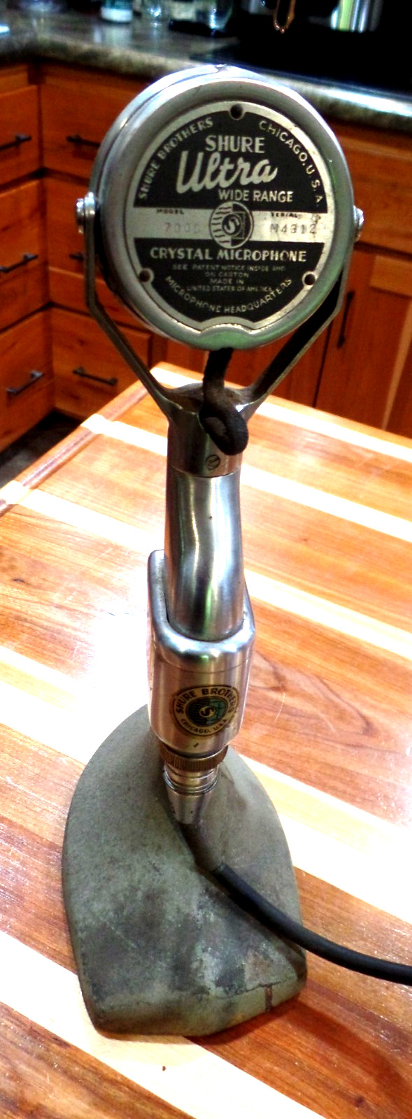 VINTAGE SHURE ULTRA WIDE RANGE CRYSTAL MICROPHONE MODEL 700D CHICAGI ILLINOIS