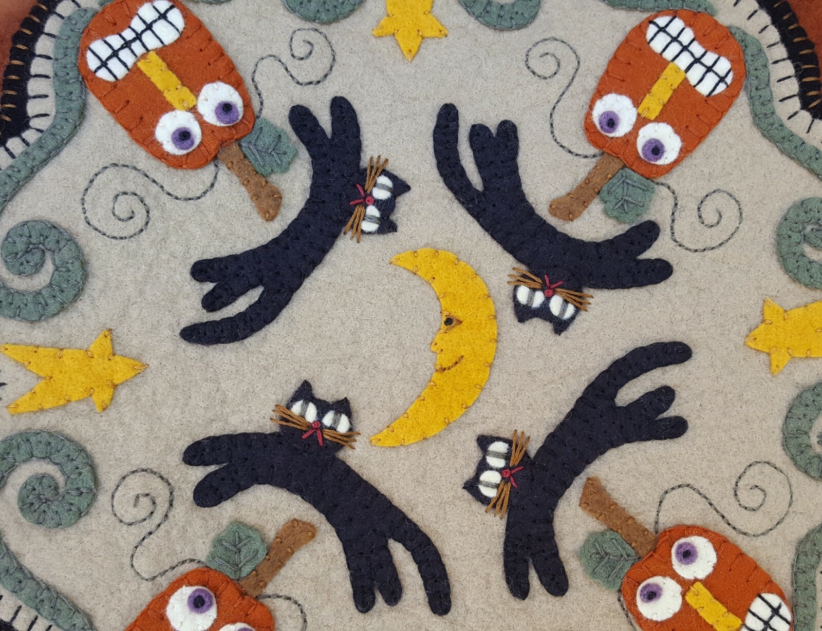 *Mischief Night* Halloween Pumpkins~Table Mat/Penny Rug & Mini Pillow *PATTERN*