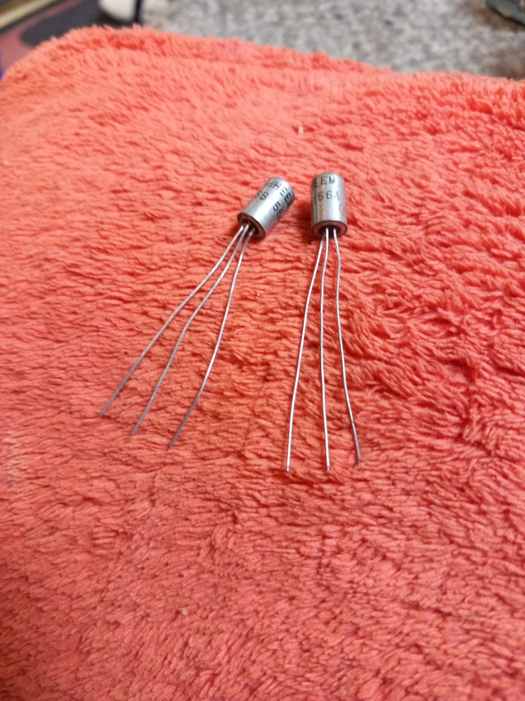 2X 2SB156A HITACHI TRANSISTOR GERMANIUM PNP TO1 NEW OLD STOCK + FREETRANSISTORS