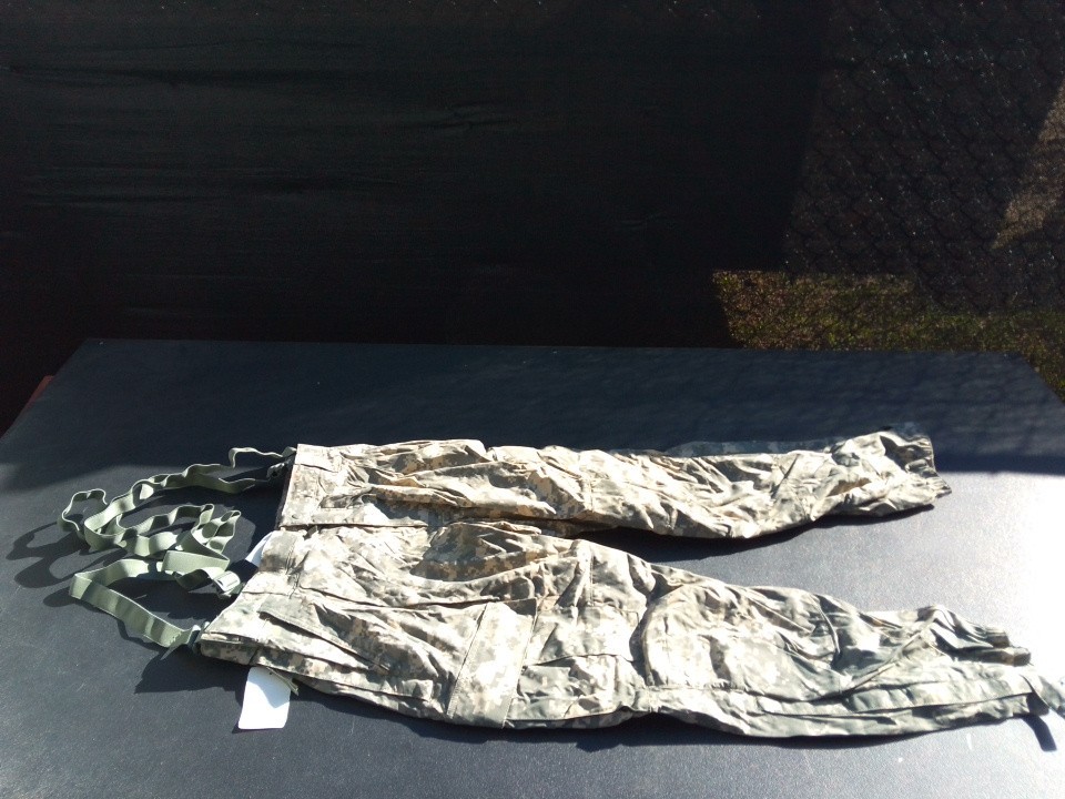 US MILITARY ISSUED ARMY COLD WEATHER TROUSERS. SIZE: MED- REG WITH SUSPENDERS
