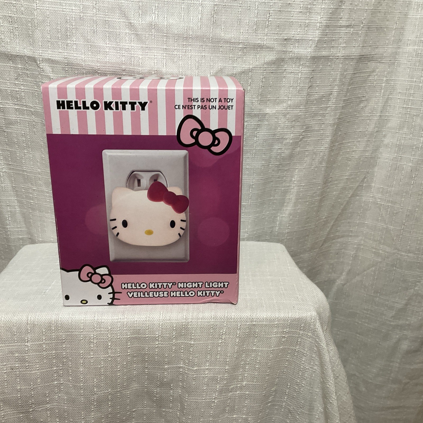 Hello Kitty Sanrio LED Wall Plug In Night Light with Light Sensor New In Box