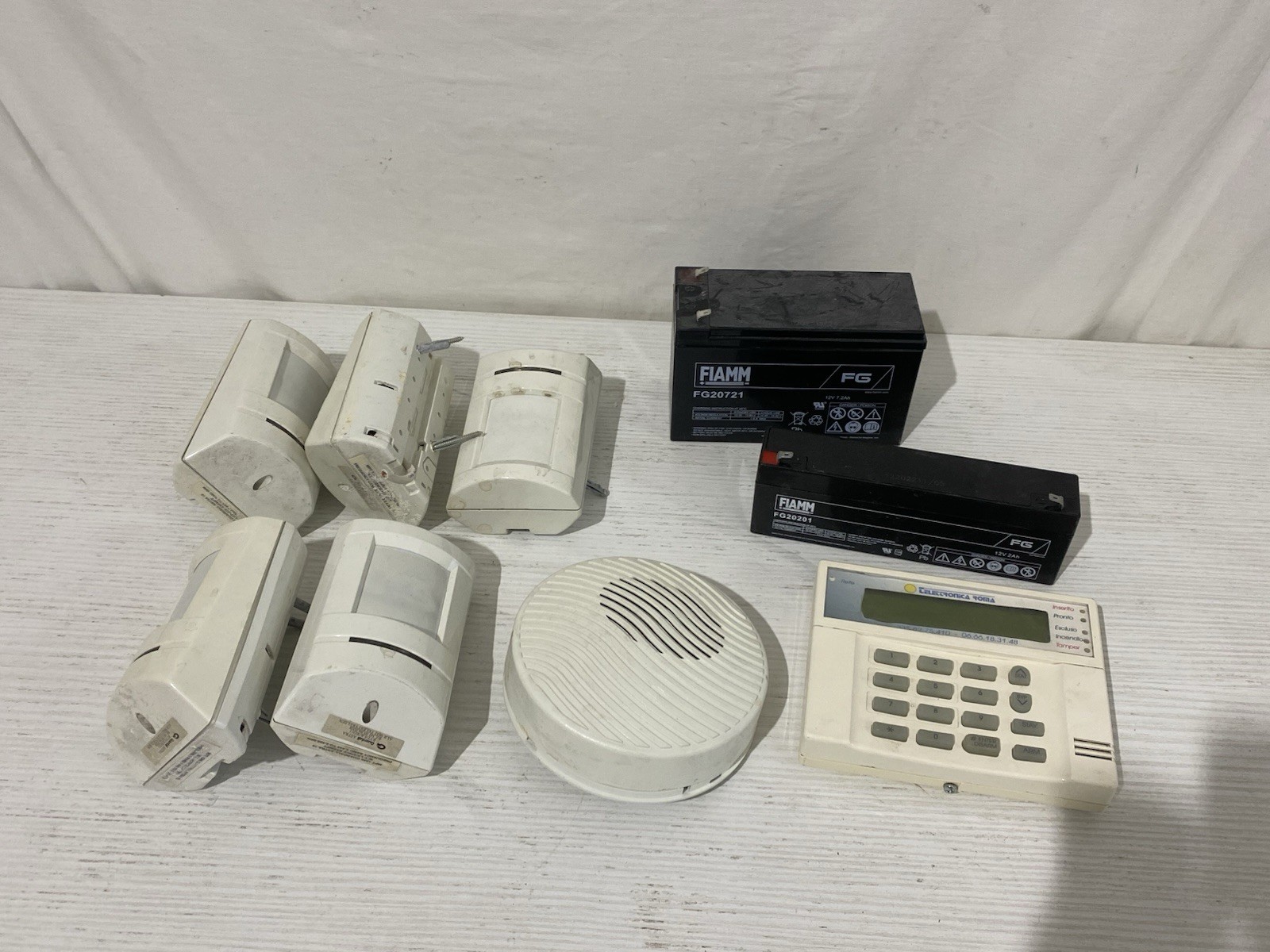 Wired Anti-Theft Lot: 6 PIR Sensors + Keyboard + Siren + 2 12V Batteries