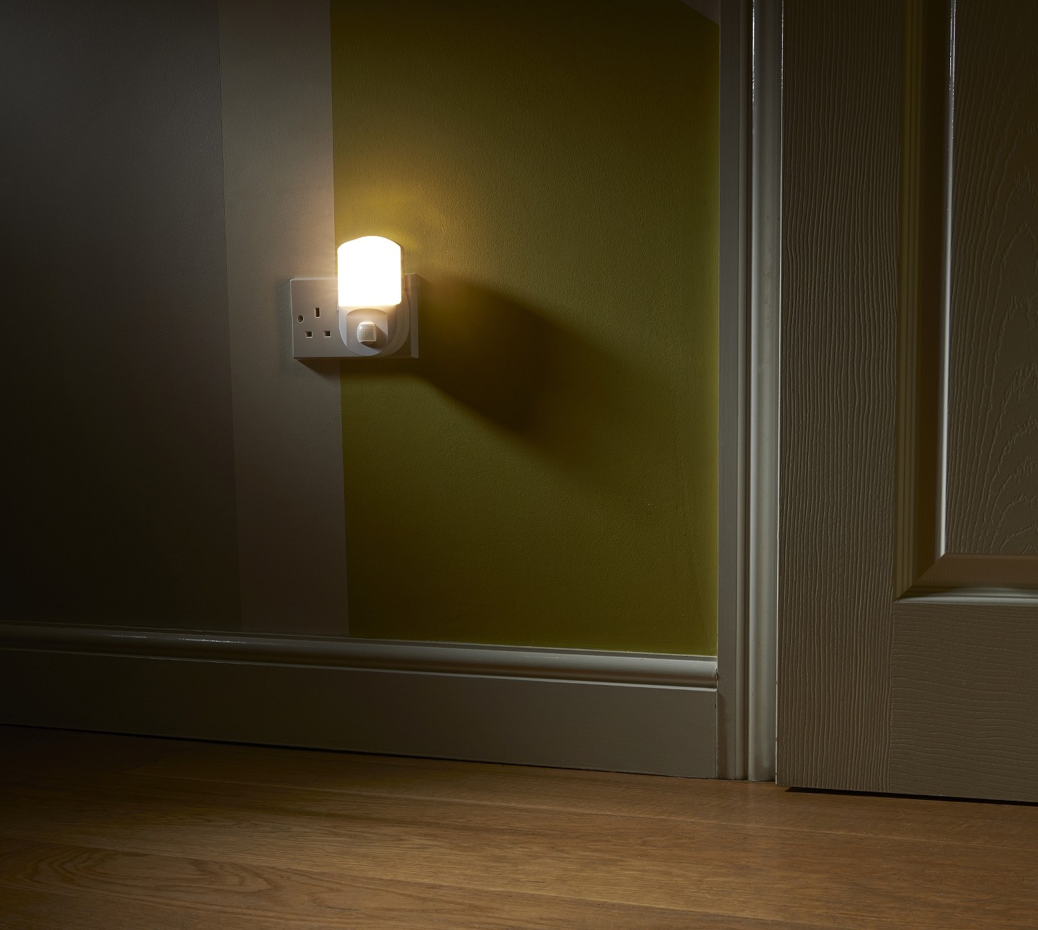 Auraglow PlugIn PIR Motion Sensor Hallway Plug Socket LED Night Light