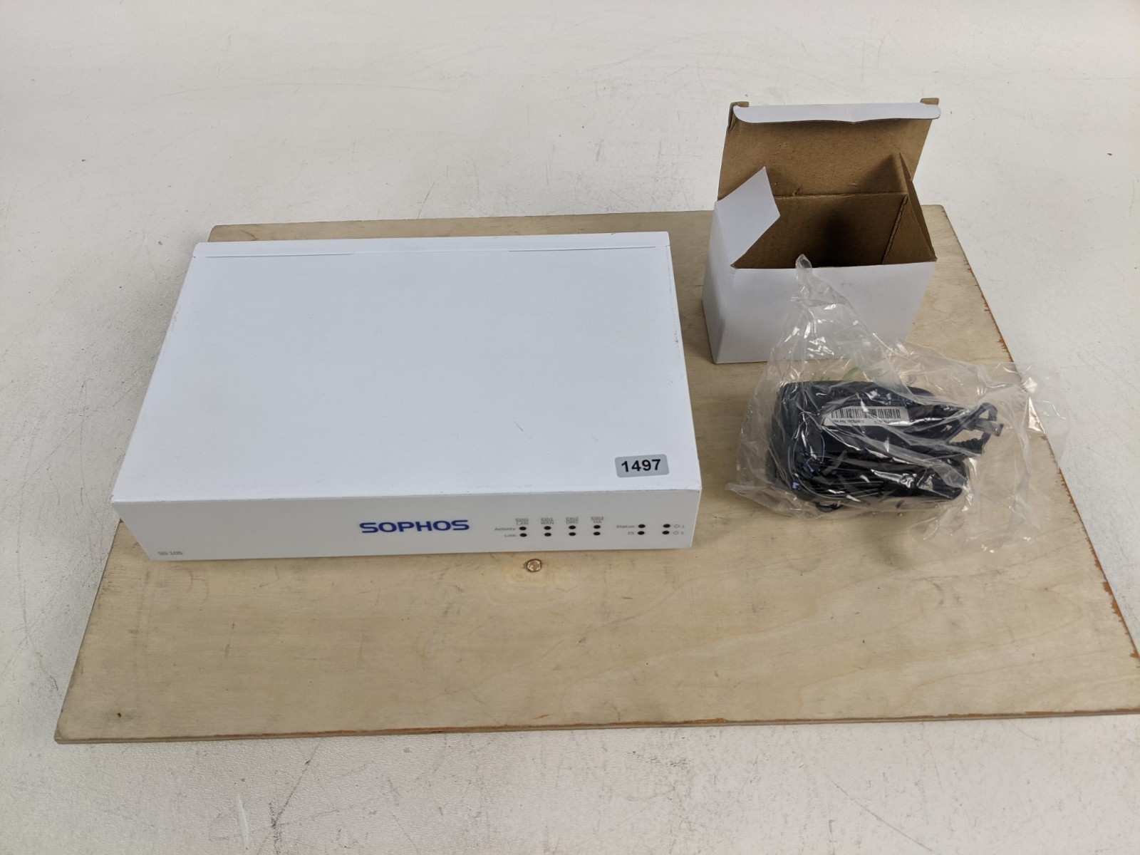 Sophos SG 105 rev. 3 Firewall Security Appliance 4-Port - with AC Adapter 1497