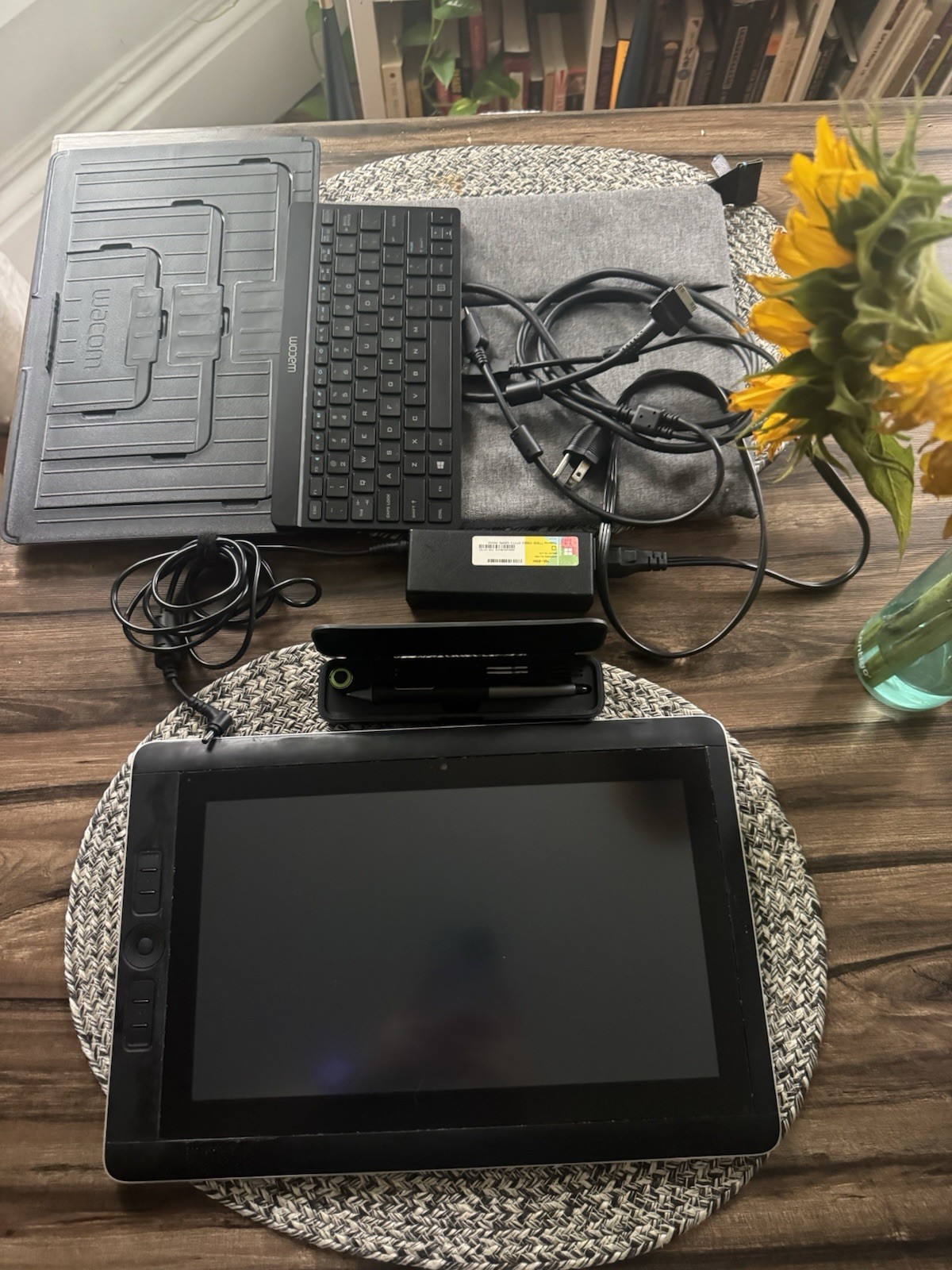 Wacom Cintiq Companion DTH-W1310 256GB i7 8gb RAM - Tablet w/ Pen & Keyboard