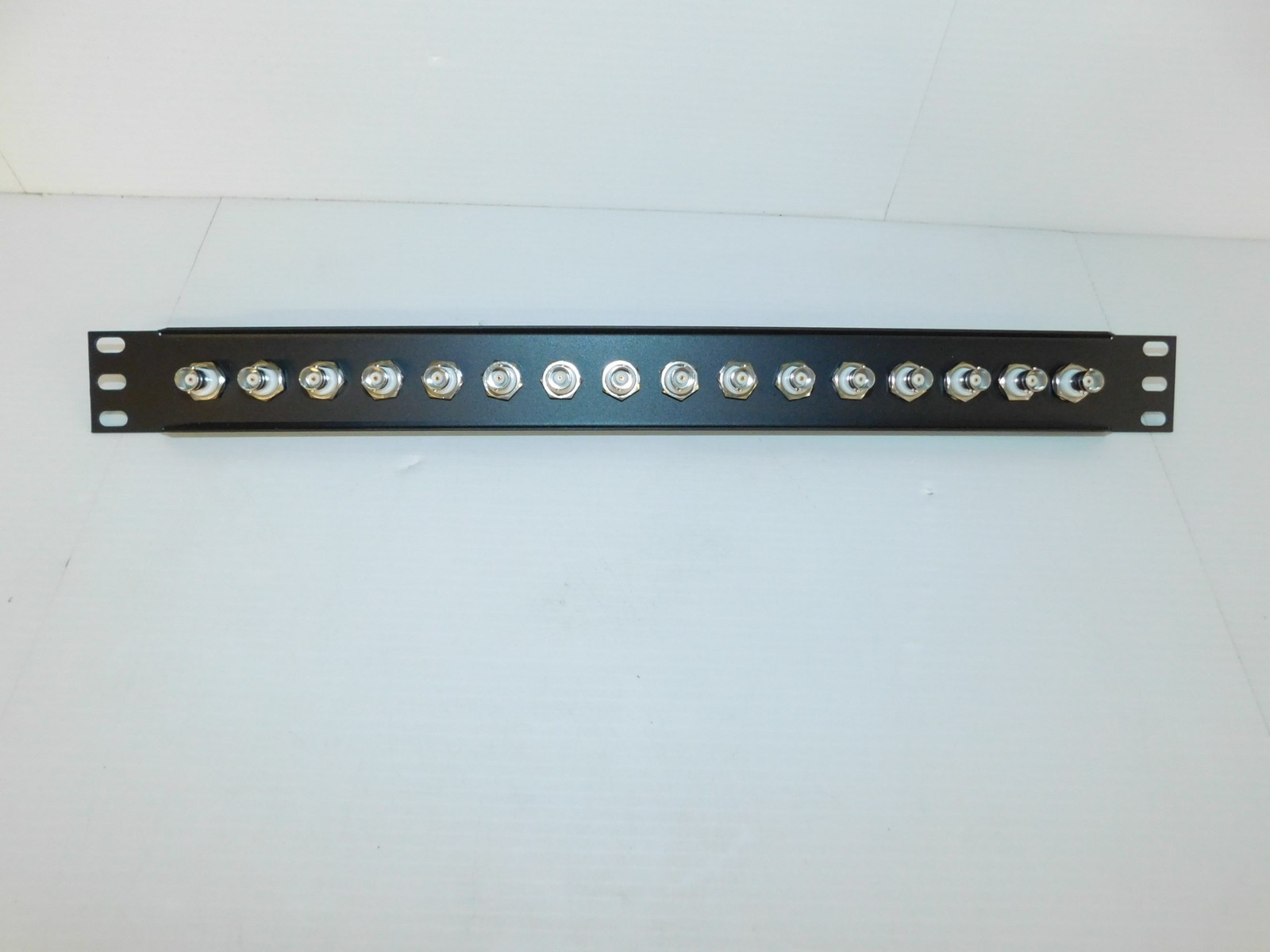 ^^ L-COM PR175B16BLK FEED THRU PATCH PANEL - NEW (PTQ74)