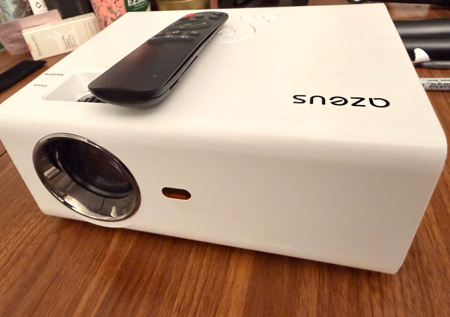 AZEUS RD-822 Video Projector - works, original box, remote, hdmi cable