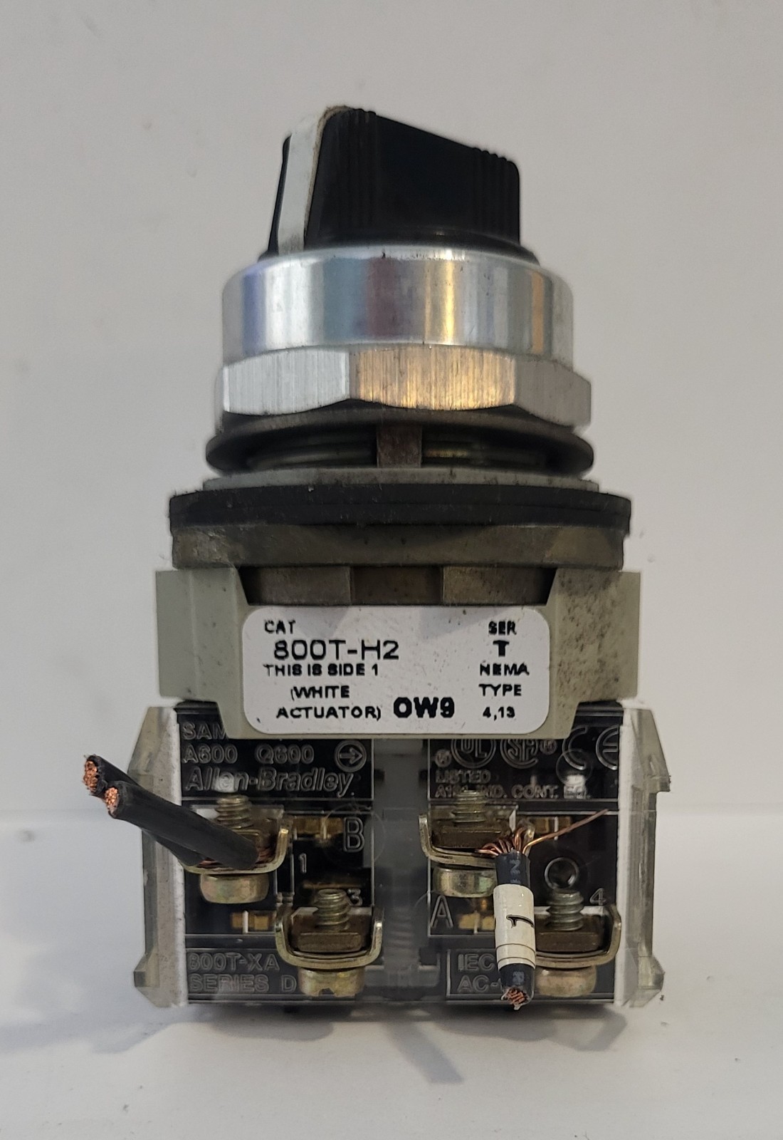 Allen-Bradley 800T-H2 2-Pos Maintained Selector w/ (2) 800T-XA Blocks